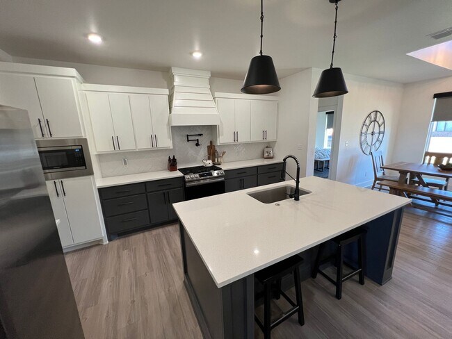 Building Photo - 4 Bedroom 3 bath in Escondido Ranch!