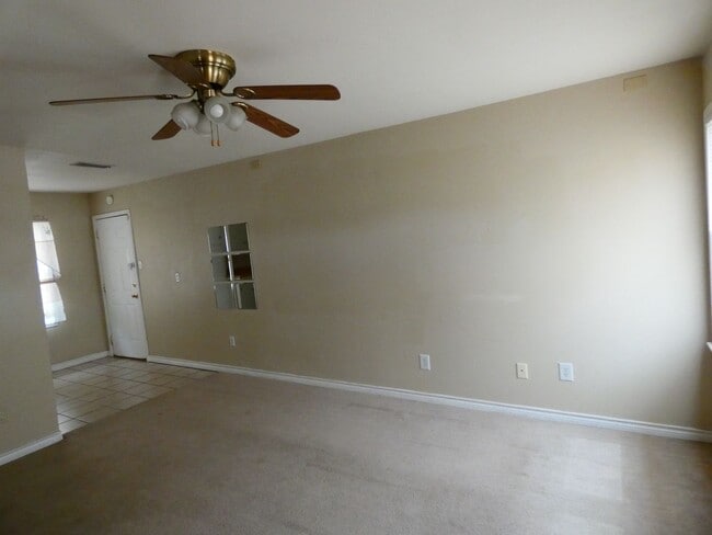 Building Photo - 2 bedroom, 1 bath