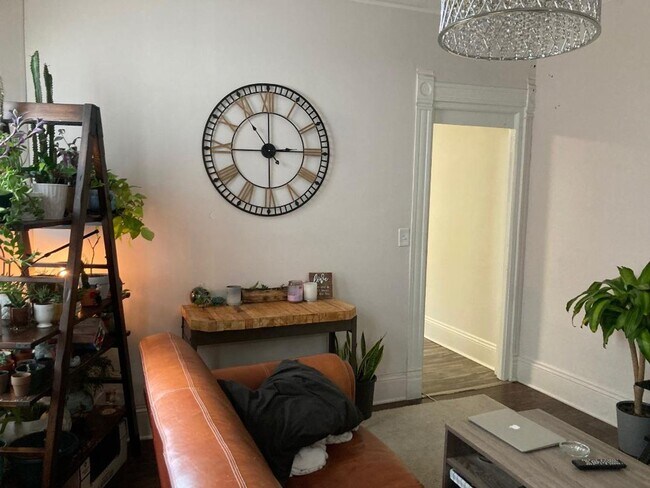 Building Photo - 3 Bedroom 2 Full Bath TownHouse with 2 car tandem  Parking for Rent