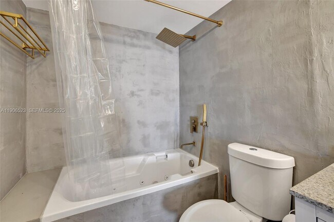 Building Photo - 3375 N Country Club Dr