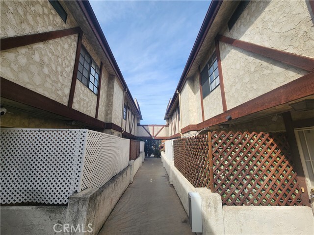Building Photo - 7432 Hazeltine Ave