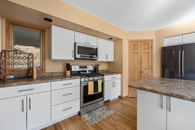 Building Photo - Fully furnished Rental