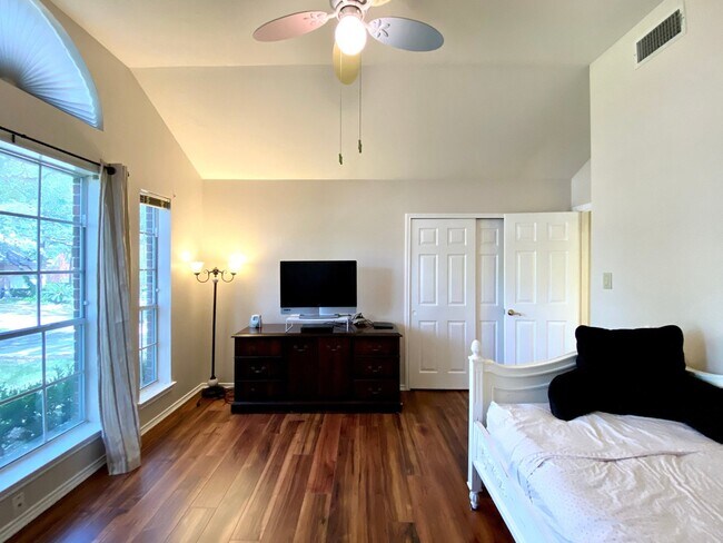 Building Photo - 13706 Morningbluff Dr