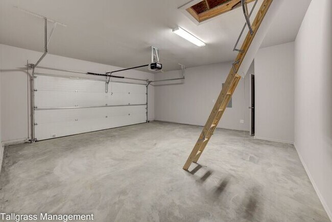 Building Photo - Gorgeous 4/2.5/2 on a corner lot!
