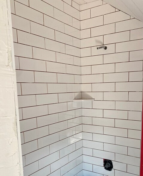 Shower - 20 Leigh St