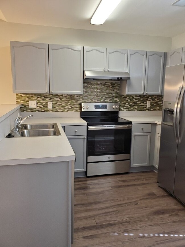 Building Photo - Super Cute 2 bedroom 2 bath townhome In Ro...