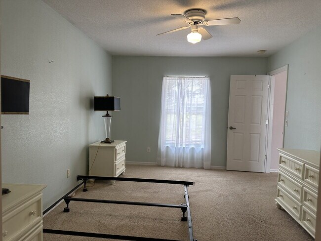 Building Photo - You'll love this charming 3/2/2 home in th...
