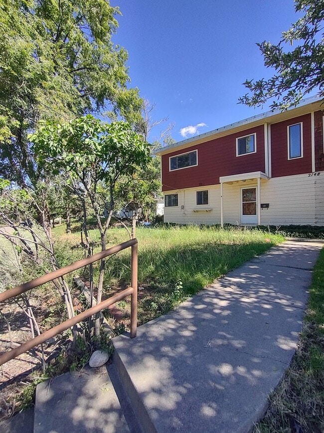 Building Photo - Duplex in near Aspen Elementary