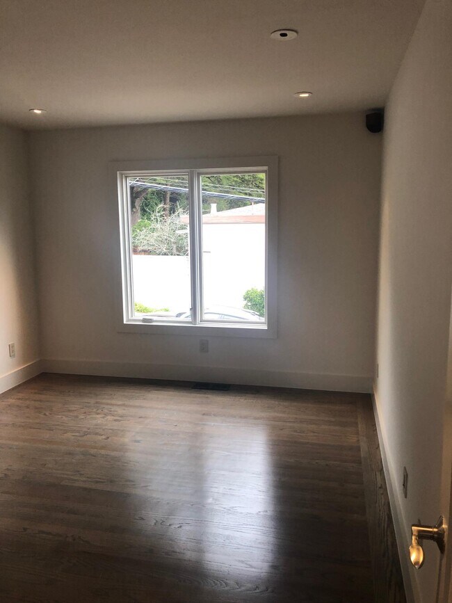 Building Photo - 394 Cresta Vista Dr