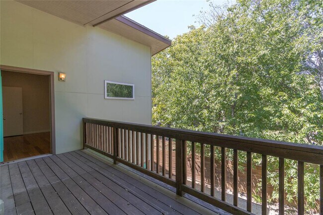 Building Photo - 1702 Forest Hill Dr