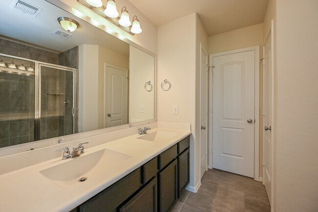 Building Photo - 8231 Hawthorn Vly Ln