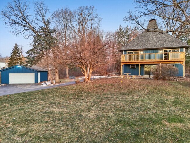 Building Photo - 23460 W N Lakewood Ln