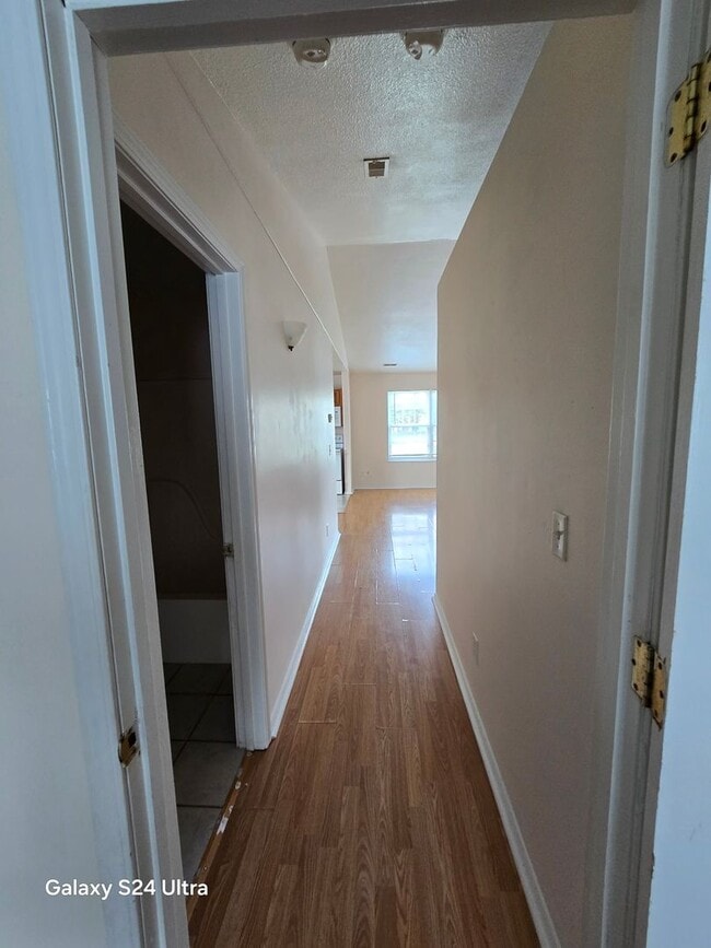 Building Photo - 2bd/1Ba Duplex.