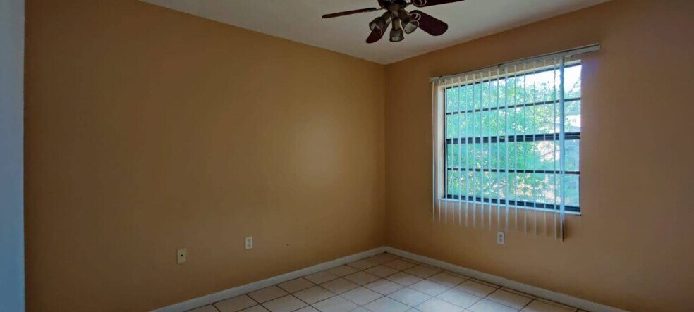 Building Photo - 9905 N Myrtle St