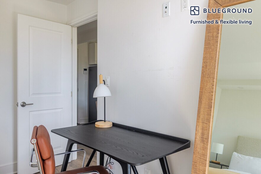 Building Photo - 45 W 81st St