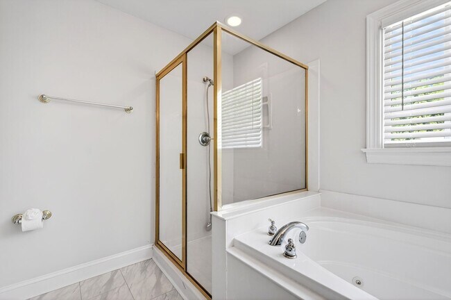 Building Photo - Move-In Ready Gem in Sought-After Dover Ridge!