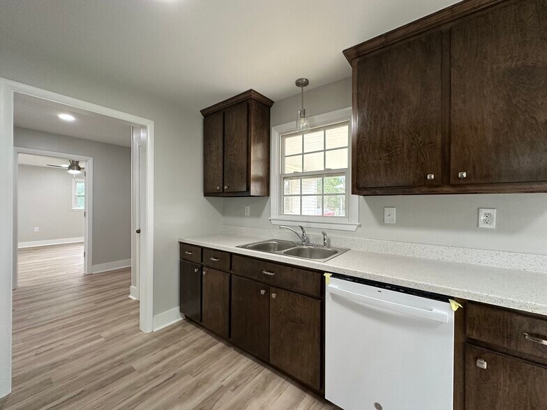 Kitchen - 510 2nd Ave S