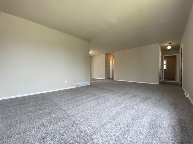 Building Photo - 3 Bedrooms 2 Full Bathrooms Finished Basem...