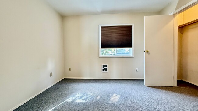 Building Photo - Central Olympia 2 Bedroom Townhome - Avail...