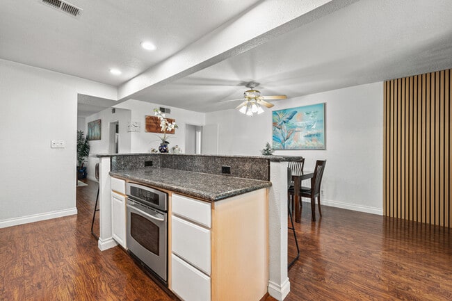 Building Photo - 1250 Stratford Ln