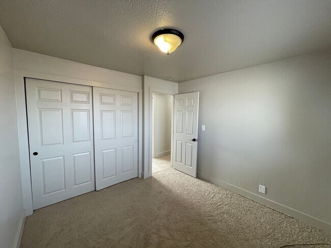 Building Photo - Spacious 6-Bedroom Magna Home with Fenced Yard