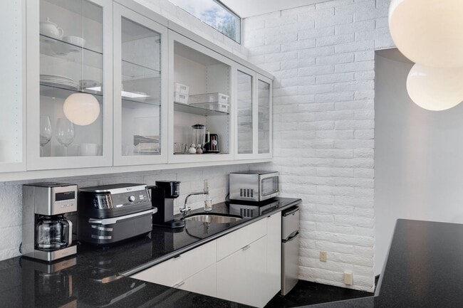 Building Photo - Mid-century modern home in Arcadia with pr...