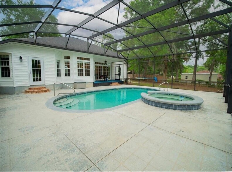 Building Photo - 720 NW Zack Dr