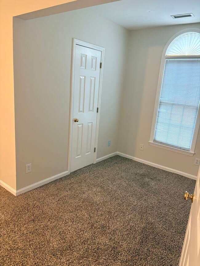Building Photo - 4911 Brompton Ln