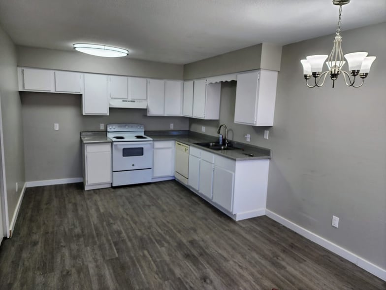 Building Photo - 590 W 18th Ave