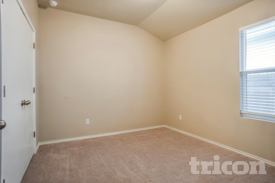 Building Photo - 5300 Saddle Clb Dr