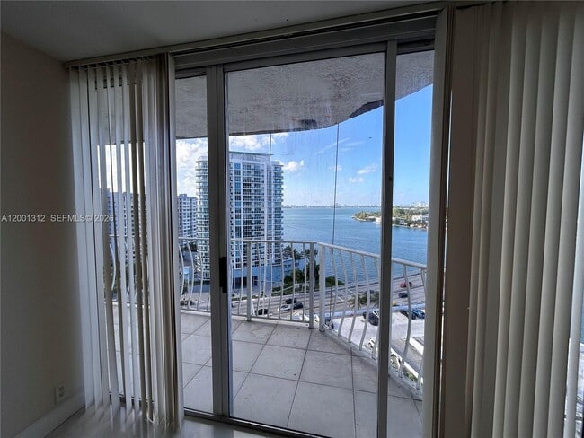 Building Photo - 7601 E Treasure Dr