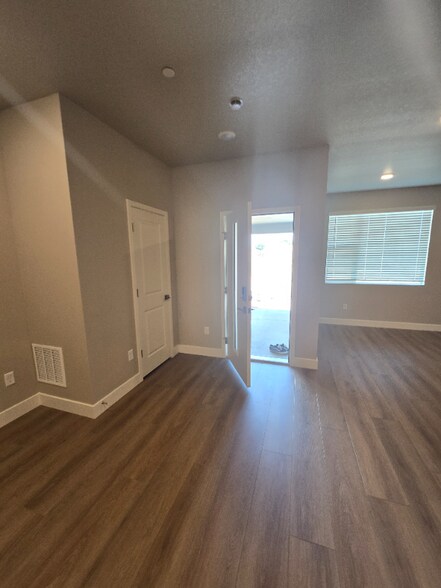 Building Photo - 4829 Autumn Leaf Dr