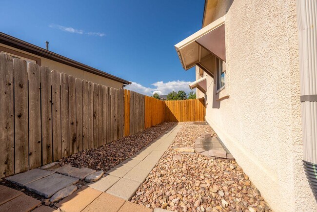Building Photo - ***MOVE IN SPECIAL*** $500 OFF 1st MONTH'S...
