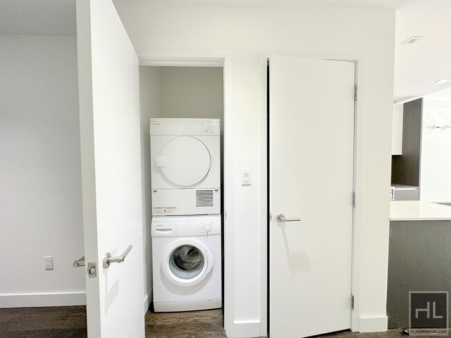 Building Photo - 3 bedroom 3 bathroom / Doorman/ Gym/ Pool ...