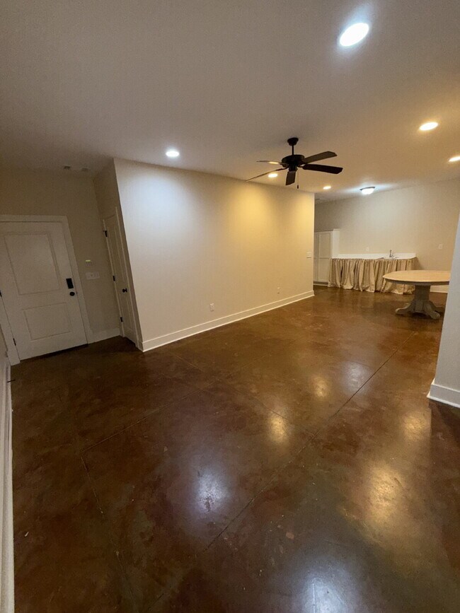 Building Photo - 712 Park Dr