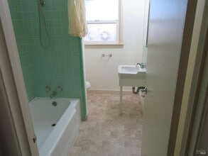 Building Photo - 812 Lovers Dr