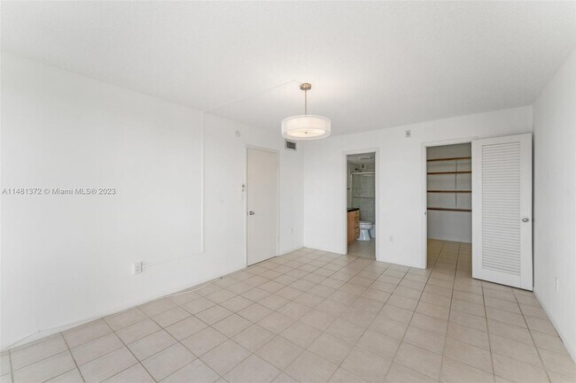 Building Photo - 9800 W Bay Harbor Dr