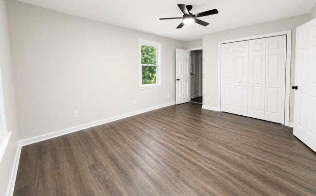 Building Photo - 2707 Little River Dr