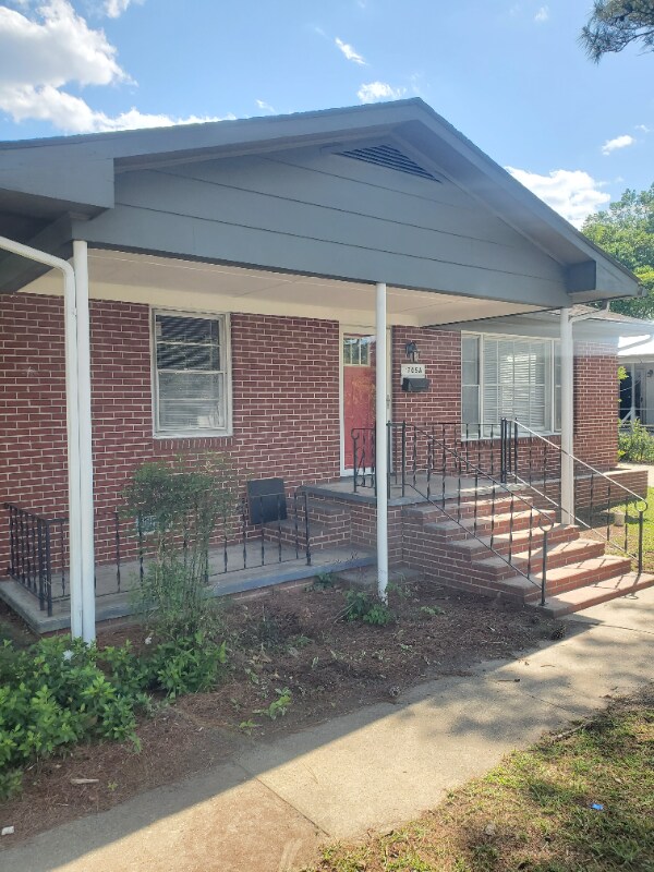 Building Photo - 705 E Washington Ave