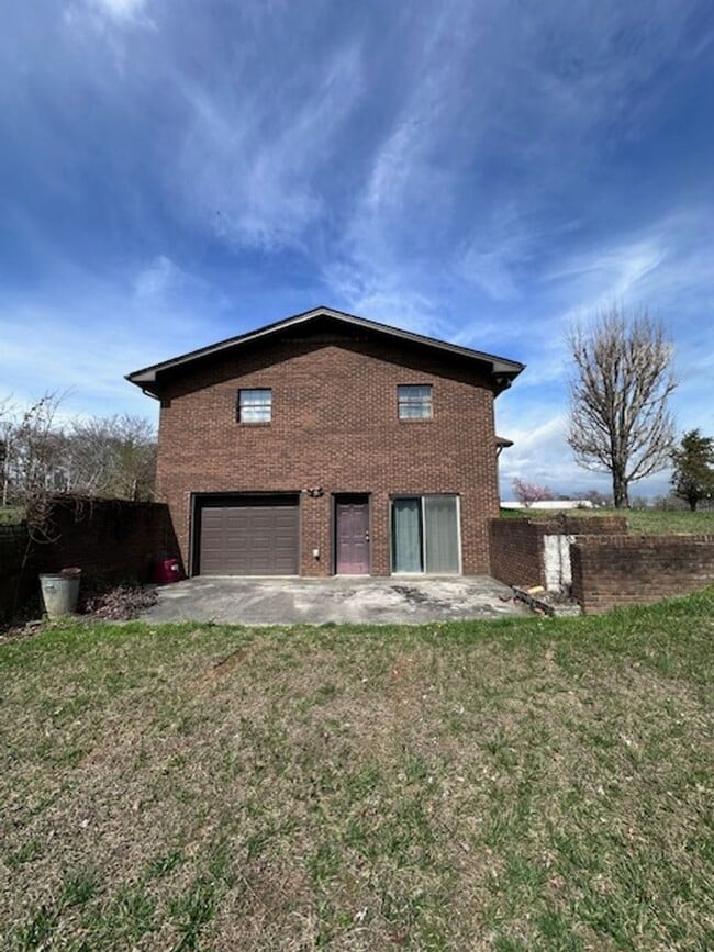 Building Photo - Maryville 37803 - 5 bedroom, 3 bath home - Contact Karen Robertson (865) 454-7626