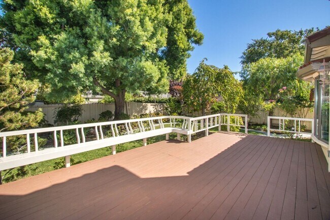 Building Photo - Spacious Executive Home in the Heart of Mi...