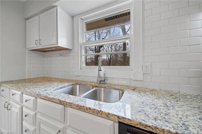 Building Photo - 2801 Wynnewood Dr