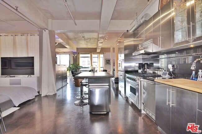 Primary Photo - 849 S Broadway