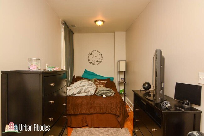 Building Photo - 2030 N Oakley Ave