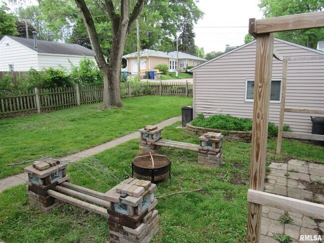 Building Photo - 1126 W Lombard St