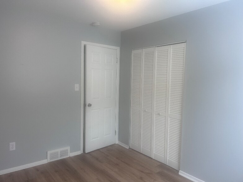 Building Photo - 4655 E 175th St