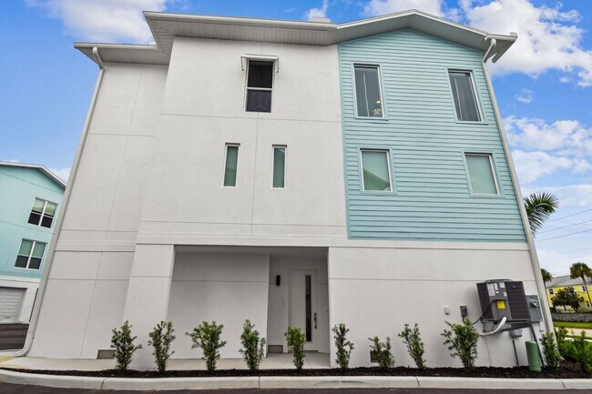 Building Photo - A charming coastal townhouse, just minutes from downtown St. Pete!