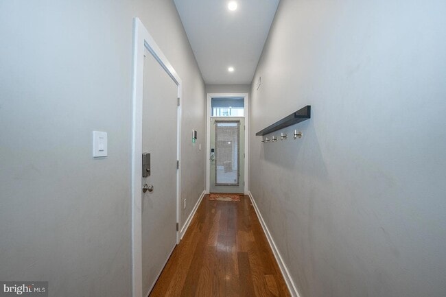 Building Photo - 1326 N Mascher St