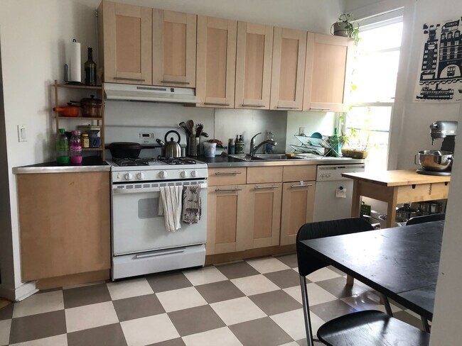 Building Photo - Stunning 2BR Queen Anne Victorian in East Rock | Bay Windows | In-Unit W/D | Parking Included