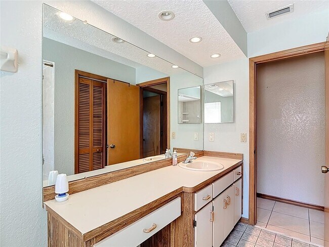 Building Photo - 5066 Woodbine St